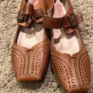 Like new brown leather  Pikolinos. Very comfy. Size 8